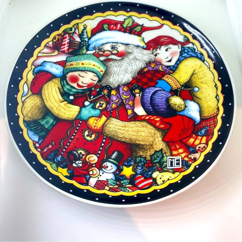 Mary Engelbreit 7" Christmas Collectible Plate & Stand Santa Clau…